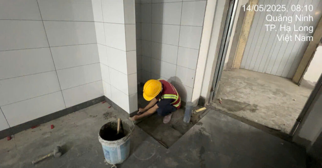 Trát keo dán gạch đều tay trước khi ốp lát gạch