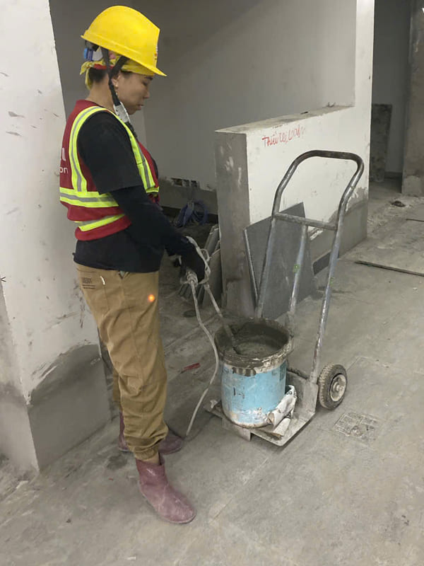 Pha trộn keo dán gạch theo đúng tỷ lệ và hướng dẫn trên bao bì của nhà sản xuất.