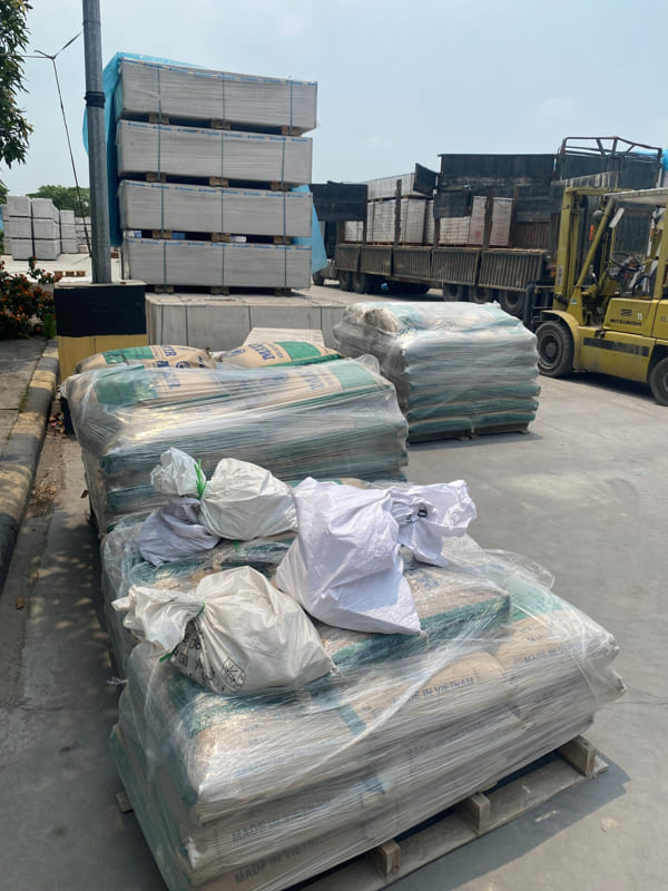 Bao vữa khô trộn sẵn được tập kết ngoài trời, phục vụ linh hoạt cho nhiều hạng mục xây dựng khác nhau.