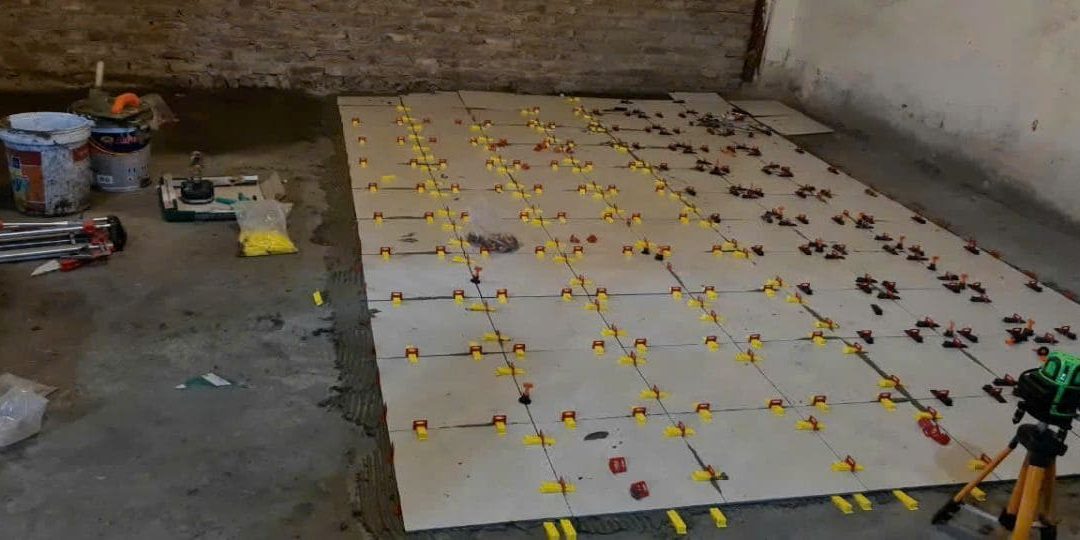 Keo dán gạch giúp dán gạch nền nhà bám dính chắc chắn, đảm bảo độ bền cao.