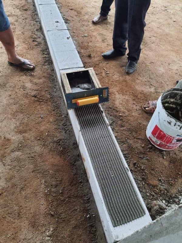 Kiểm tra chất lượng keo dán gạch trên bề mặt tường. Lớp keo mỏng, bám dính cao, chắc chắn.