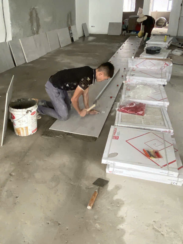 Chất lượng keo dán gạch tốt giúp ốp và lát gạch đảm bảo chất lượng và tiết kiệm chi phí về thời gian, kinh tế.