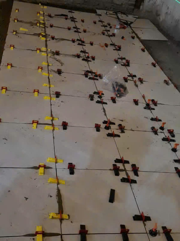 Keo dán gạch tốt cần đảm bảo khả năng bám dính chắc chắn sau khi ốp lát.