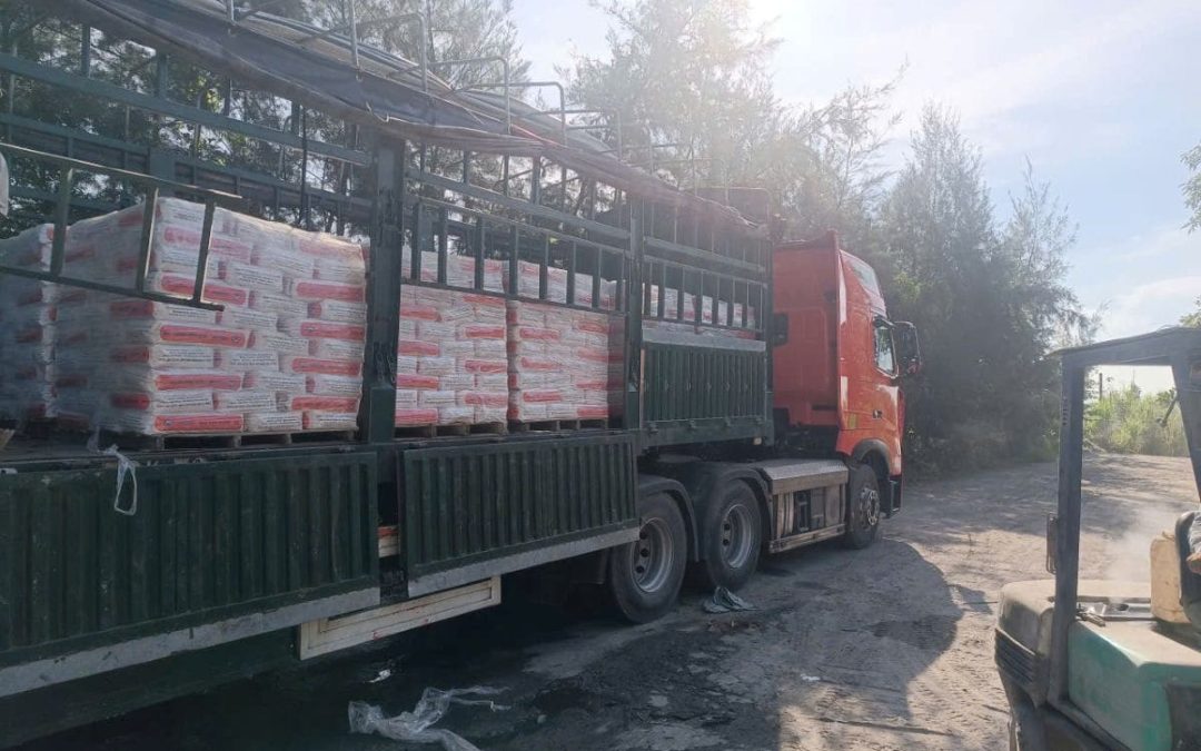 Keo dán gạch được bảo quản cẩn thận khi vận chuyển trên xe. Thùng xe được che bạt nilon tránh mưa gió kín.