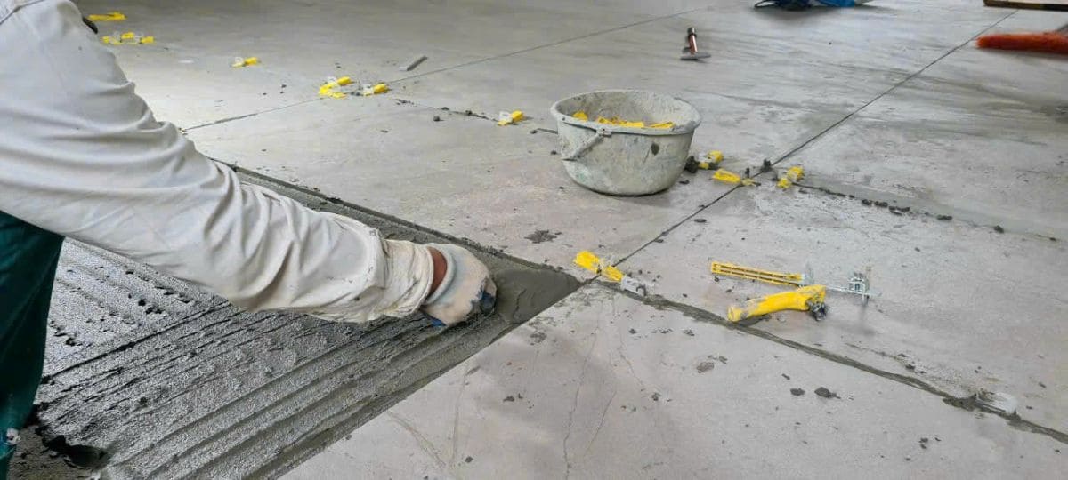 Sự kết hợp keo dán gạch và keo chà ron luôn được áp dụng đồng bộ để hoàn thiện ốp lát gạch đá.
