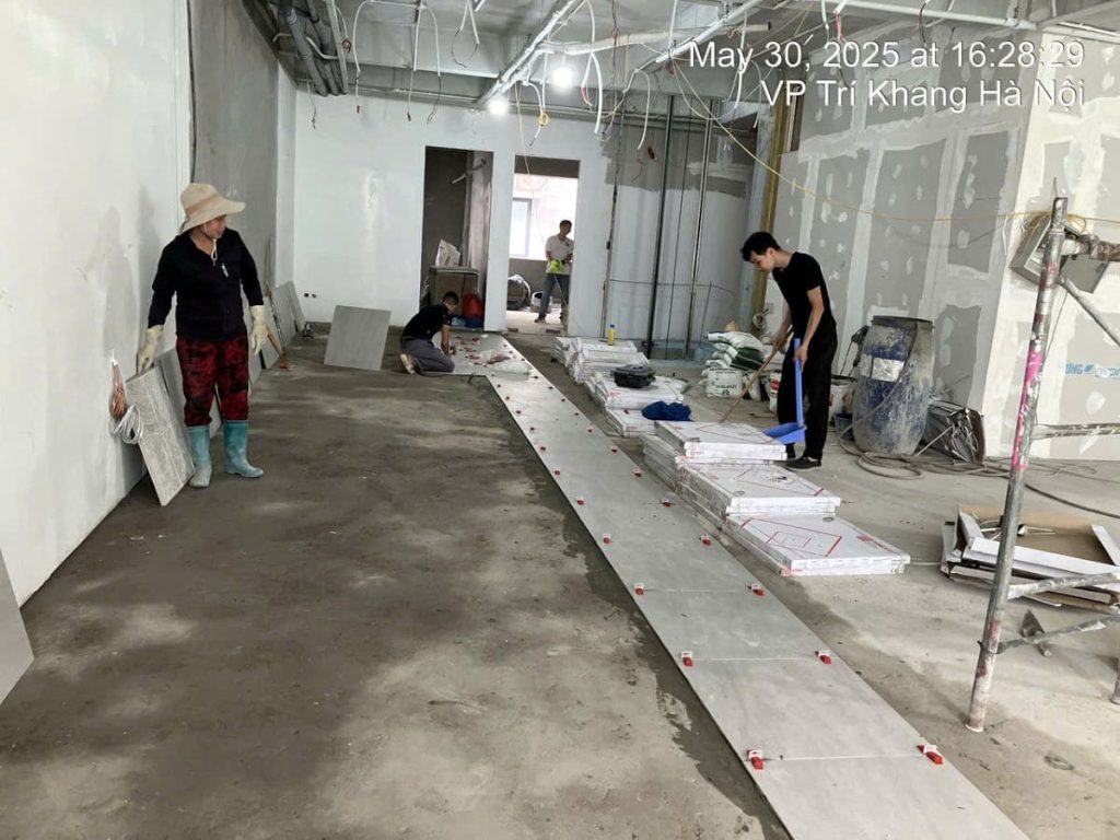 Công đoạn dùng keo dán gạch để ốp lát đảm bảo sự bám dính và ổn định.