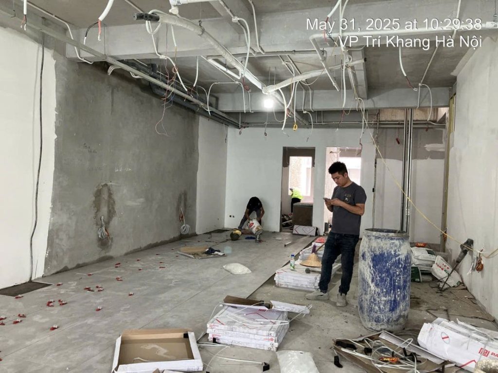 Thi công hoàn thiện gạch nền nhà bằng keo chuyên dụng: kết hợp keo dán gạch và keo chà ron.