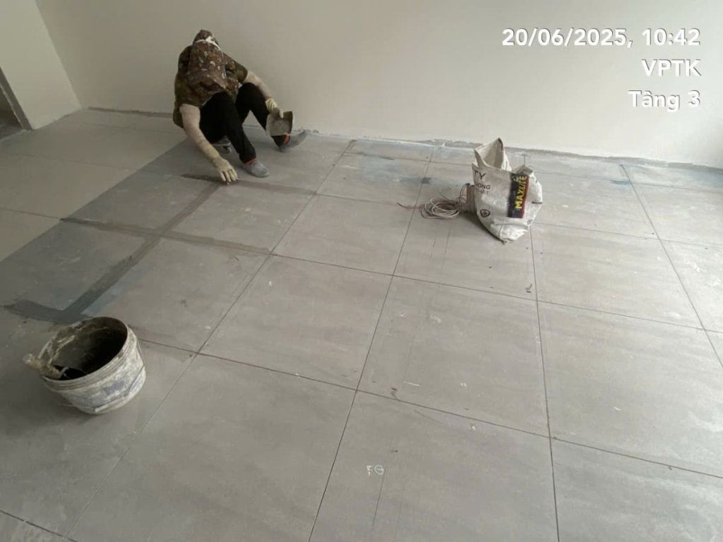 Công đoạn chà ron mạch gạch bằng keo giúp tạo đường ron gạch đẹp và sáng bóng nâng cao thẩm mỹ.