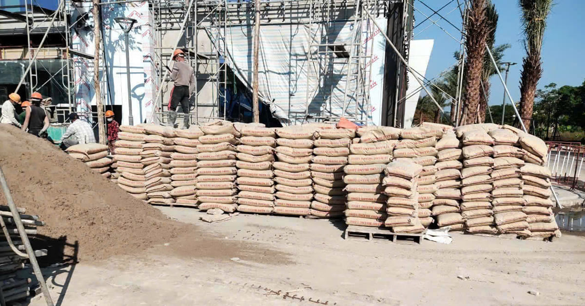 Vữa khô trộn sẵn đóng bao tập kết tại công trình trước khi đưa vào sử dụng.
