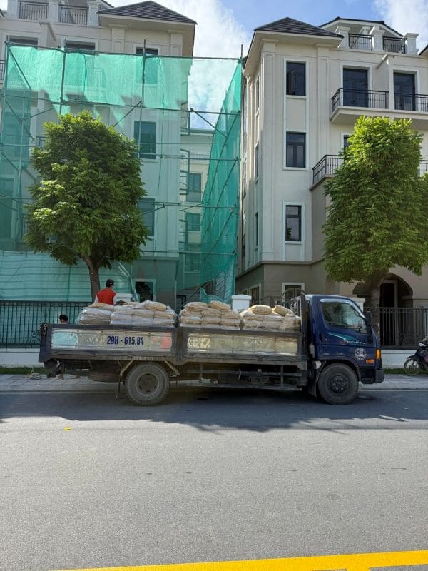 Giao vữa khô trộn sẵn về công trình xây dựng ở Hà Nội. Đặt hàng và giao hàng ngay trong ngày tại Keo Vữa 24h.