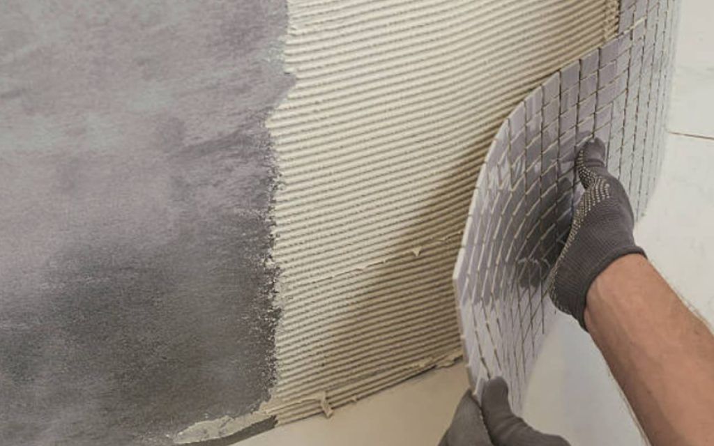 Keo dán gạch màu trắng dùng cho gạch mosaic. Lớp keo bán dính chắc, nâng cao thẩm mỹ khi ốp gạch mosaic.