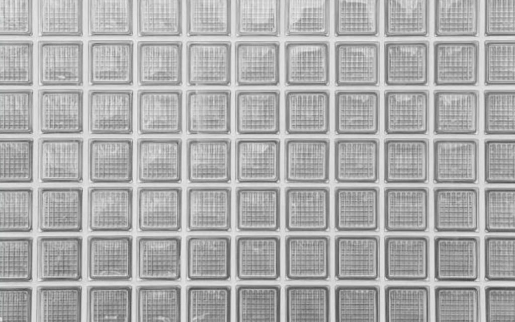 Dùng keo chuyên dụng cho gạch kính trong suốt. Lớp keo màu trắng bền đẹp.