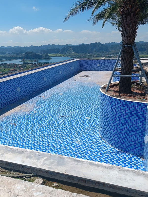 Keo dán gạch bể bơi chịu nước và chống thấm tốt. Đây là lựa chọn tối ưu khi ốp lát hoàn thiện bể bơi.