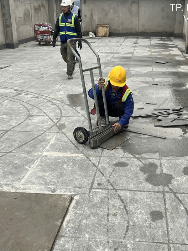 Keo dán gạch cho bể bơi chịu được thời tiết ngoài trời tốt và nâng cao độ bền cho công trình.