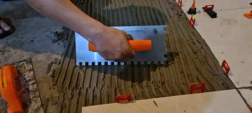 Dùng keo trong nhà để ốp lát nội thất không nên dùng ngoài trời.