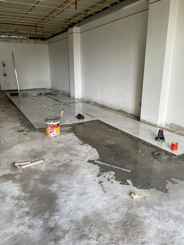 Khi ốp lát gạch khổ lớn cần dùng loại keo có độ bám dính cao hơn. Bạn nên tham khảo hướng dẫn từ nhà sản xuất.