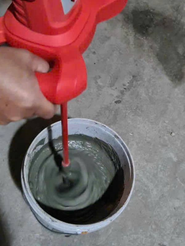 Tuân thủ hướng dẫn pha trộn từ nhà sản xuất. Chất lượng keo sau khi trộn cần đồng đều, mịn và không vón cục.