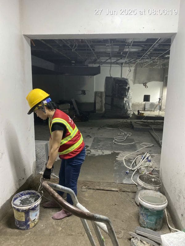 Trộn keo dán gạch theo tỷ lệ của nhà sản xuất. Tỷ lệ luôn được chỉ rõ trên bao bì của sản phẩm.