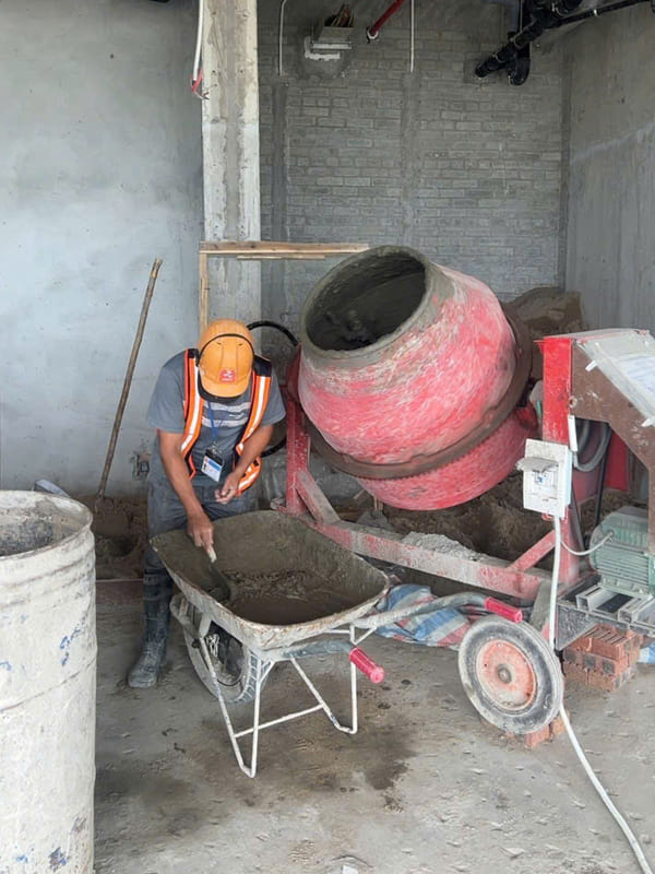 Kiểm tra chất lượng vữa khô trộn sẵn tại công trình. Vữa đóng bao sẵn theo mác 75 100 chỉ cần trộn nước và sử dụng.