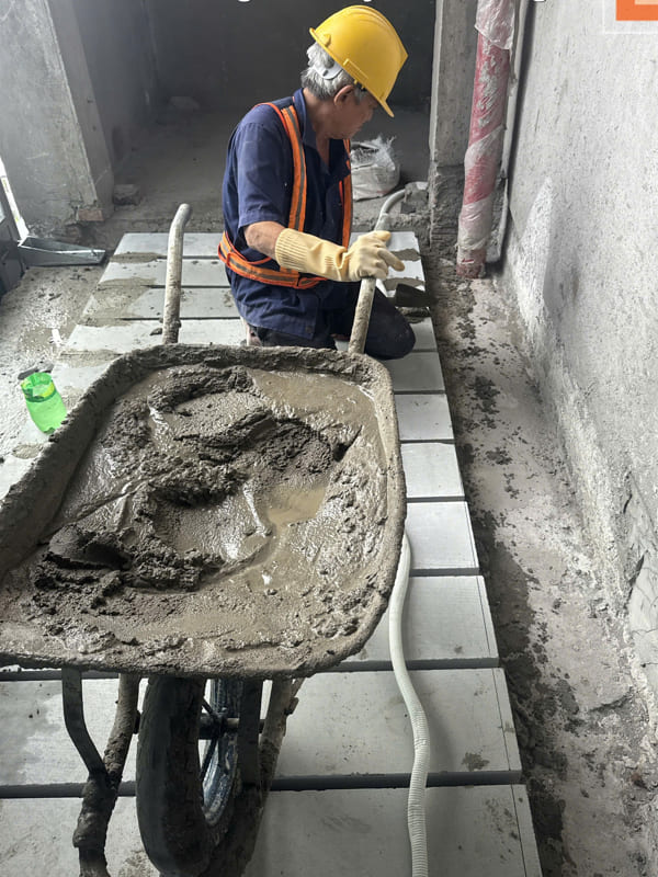 Vữa khô trộn sẵn có nhiều ưu điểm vượt trội so với vữa trộn thường. Vữa trộn sẵn đóng bao đảm bảo chất lượng và tiết kiệm chi phí hơn.