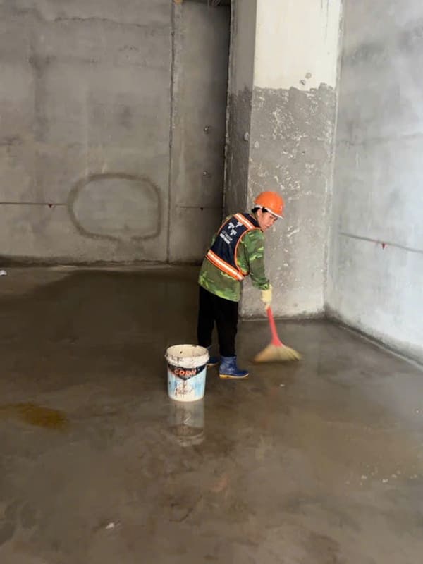 Vệ sinh nền ẩm đảm bảo đủ điều kiện trước khi thi công vữa khô