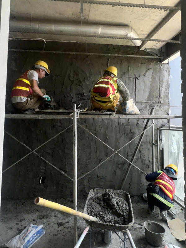 Trộn vữa khô đóng bao theo đúng tỷ lệ. Tỷ lệ luôn được ghi rõ trên bao bì của nhà sản xuất.