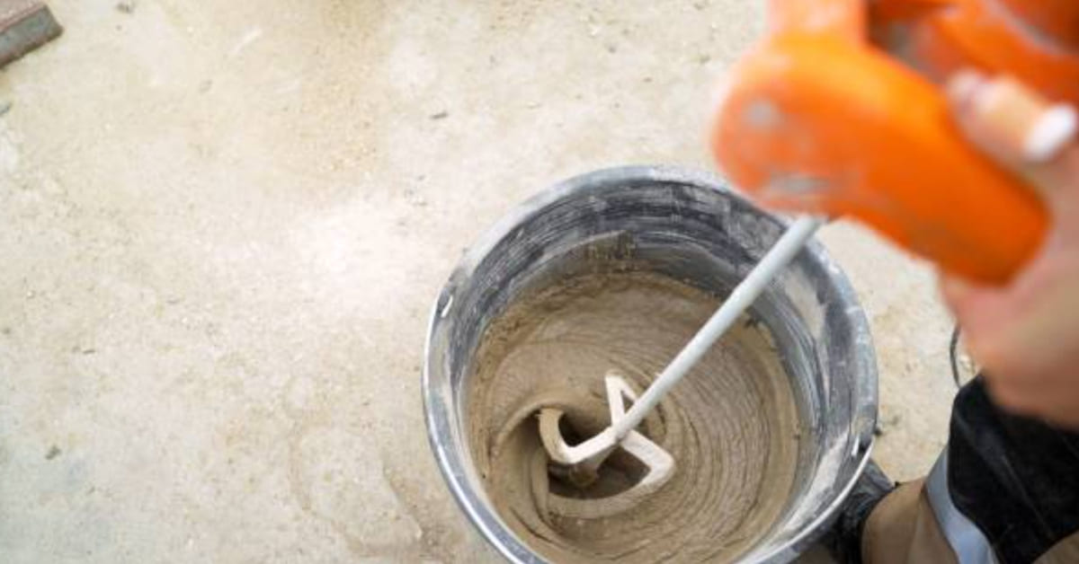 Cách trộn keo dán gạch theo đúng tỷ lệ để đảm bảo chất lượng ốp lát gạch.