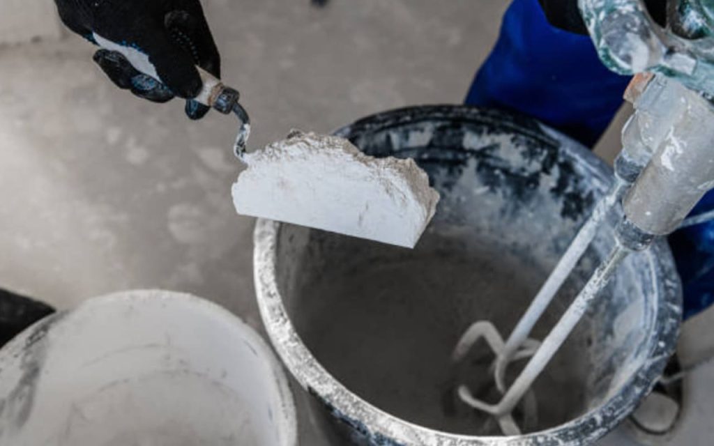 Cho keo dán gạch vào trùng trộn sau khi đổ nước theo tỷ lệ ghi trên bao bì nhà sản xuất.