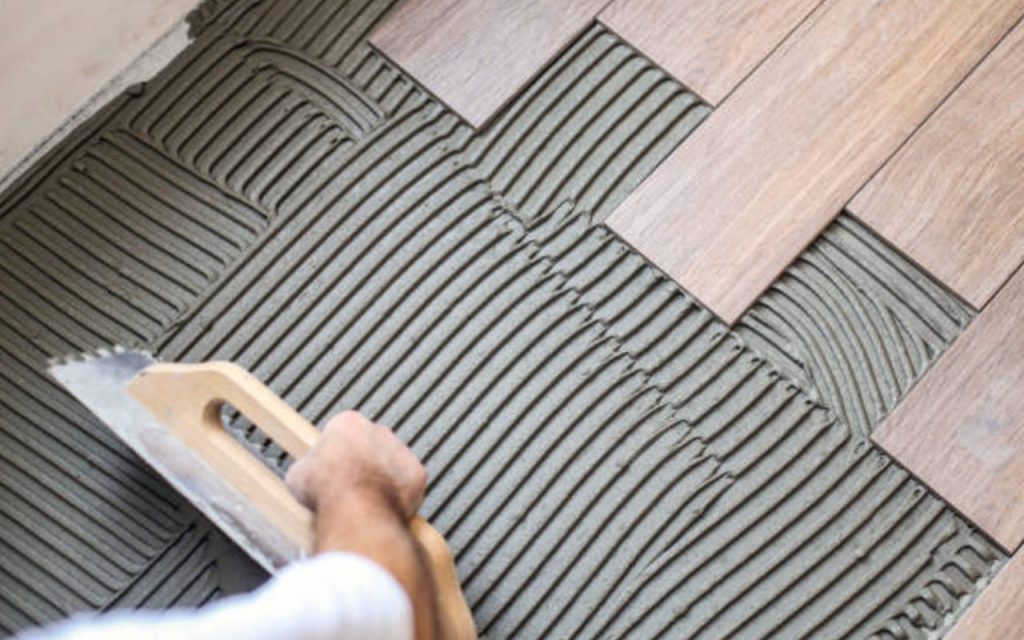 Lát gạch lên nền nhà cũ đúng kỹ thuật, bám dính tốt, bền đẹp.