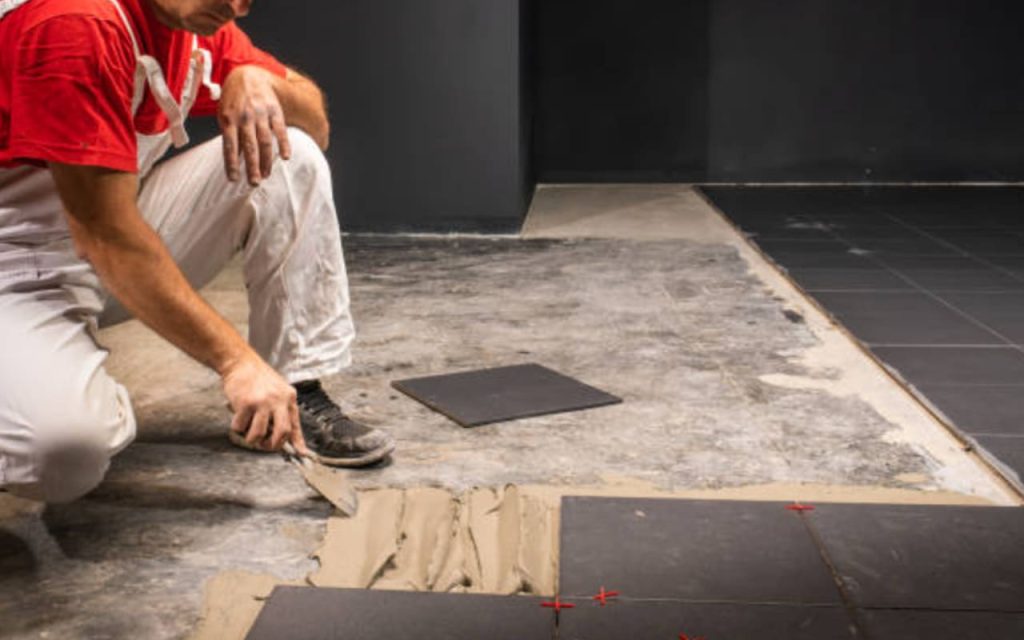 Thi công lát gạch lên nền nhà cũ sau khi xử lý xong bề mặt.