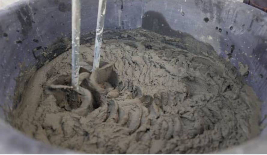 Keo dán gạch bị khô vón cục không nên sử dụng. Cần đảm bảo keo chính hãng, chất lượng khi trộn dẻo đều đồng nhất, bám dính cao.