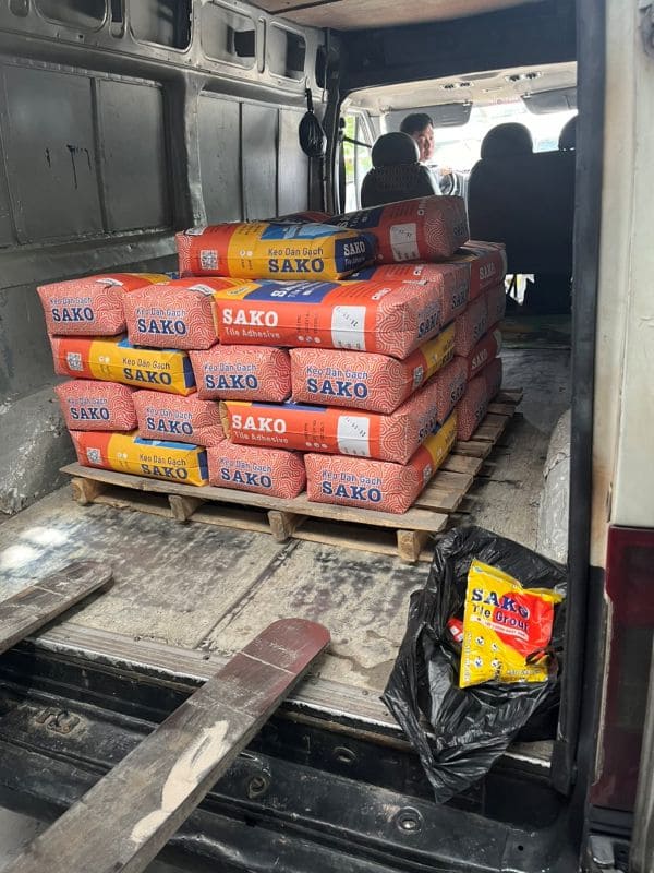Vận chuyển keo dán gạch tiêu chuẩn cao đến công trình. Sản phẩm bám dính cao với các cấp C1, C2