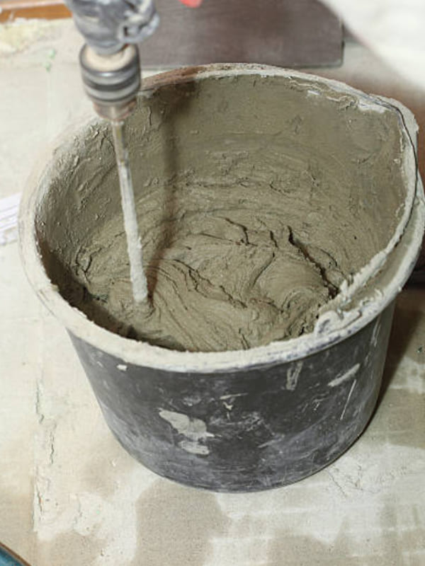 Pha keo dán gạch đúng tỷ lệ và hướng dẫn để đảm bảo chất lượng trước khi ốp lát gạch.