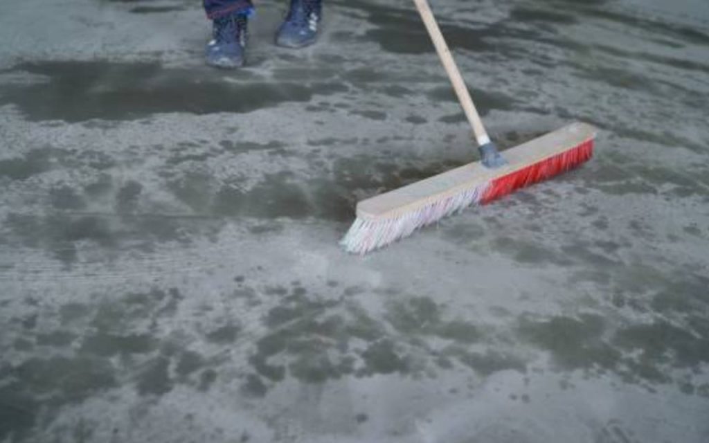 Xử lý nền nhà sạch sẽ khô ráo trước khi dán gạch. Đảm bảo nền nhà đủ cường độ yêu cầu trước khi thi công.