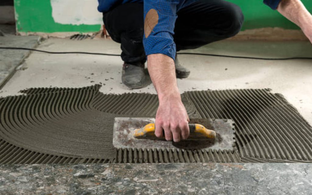 Cần thi công keo dán gạch theo hướng dẫn của nhà sản xuất. Tuân thủ các quy trình từng bước.