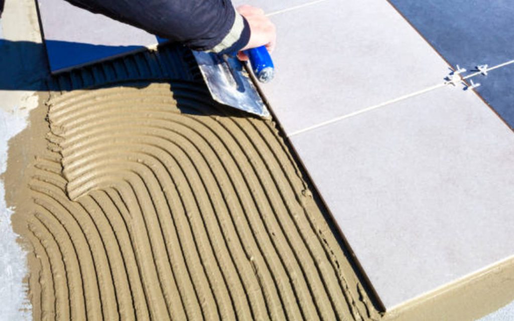 Chọn loại keo có thời gian khô chậm hơn (giữ được độ dính lâu) khi trời nắng