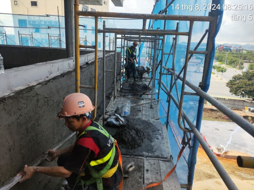 Công nhân thi công vữa khô trộn sẵn theo định mức tiêu chuẩn.