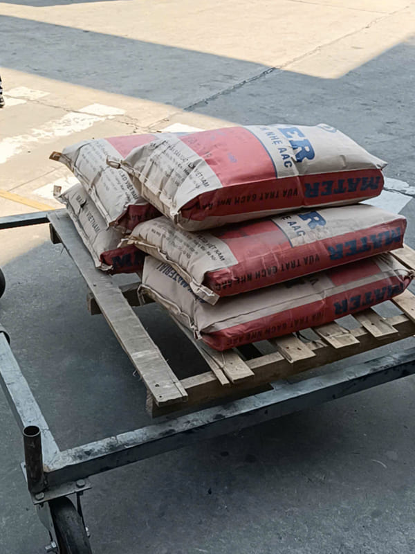 Bao vữa khô trộn sẵn còn hạn sử dụng và được ghi rõ trên bao bì