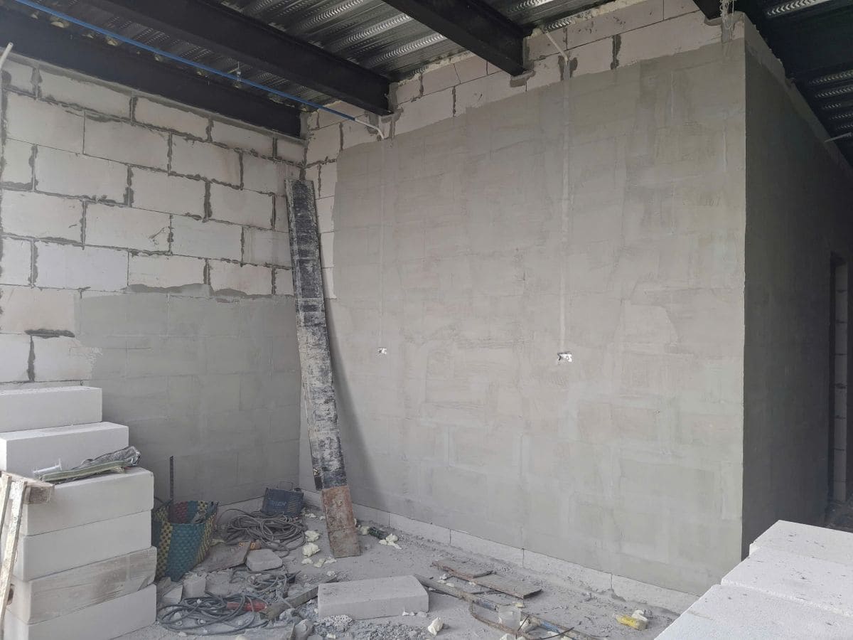 Bột bả skimcoat giúp hoàn thiện tường mịn bền hơn, dễ dàng hoàn thiện.