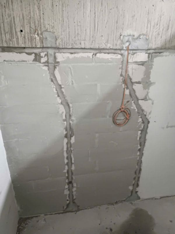 Bề mặt lớp bả skimcoat khi thi công khu vực điện nước. Cần chú ý quan sát xem bề mặt có bị nứt, bị bong không